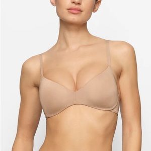 NWT SKIMS Wireless Form Push Up Plunge Bra